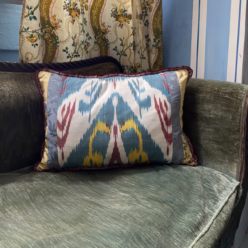 Cuscino ottomano giallo e azzurro