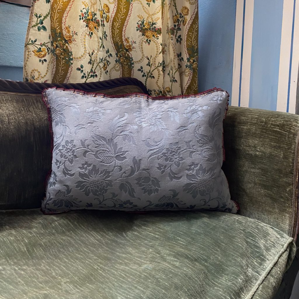 Cuscino ottomano giallo e azzurro