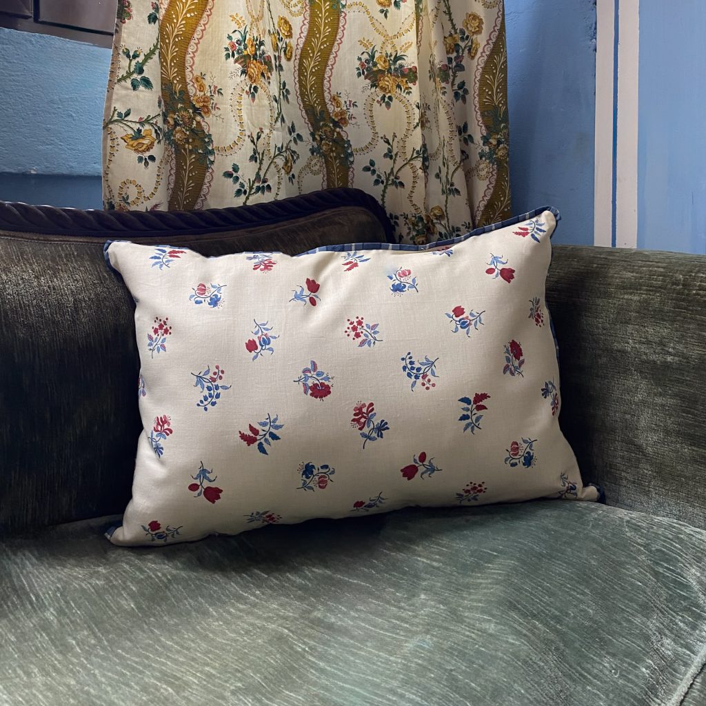 Cuscino ottomano rosso