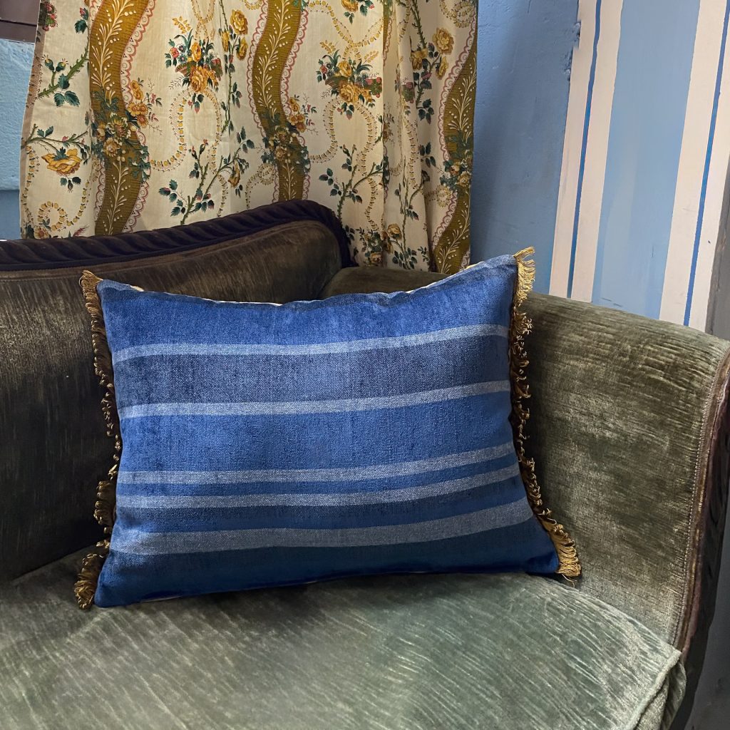 Cuscino ottomano bianco e blu