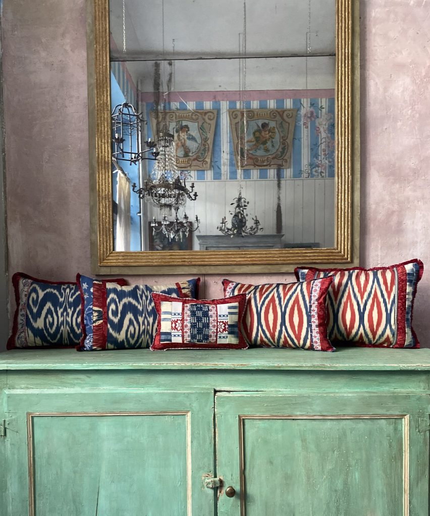 cuscino ottomano rosso e blu