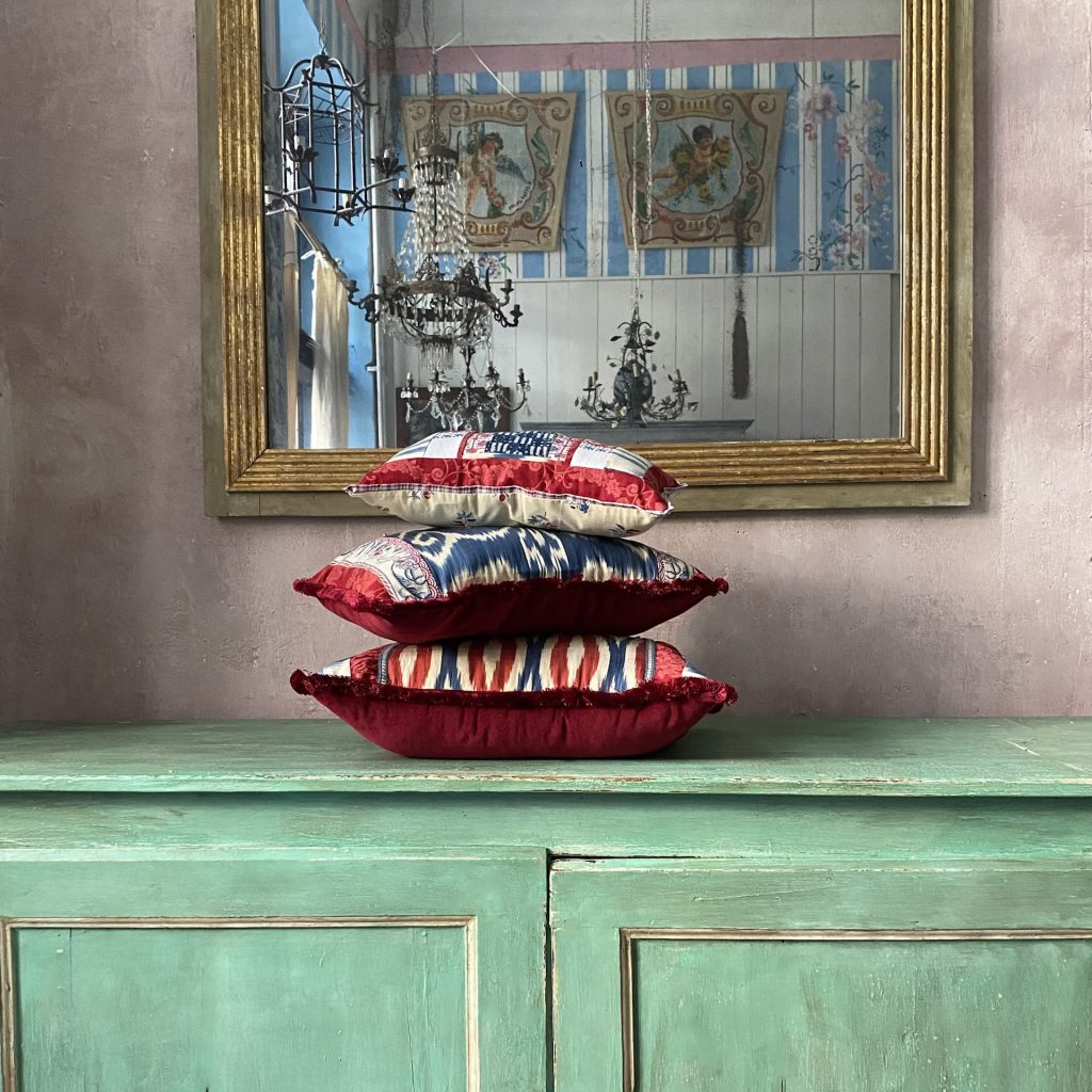 cuscino ottomano rosso e blu