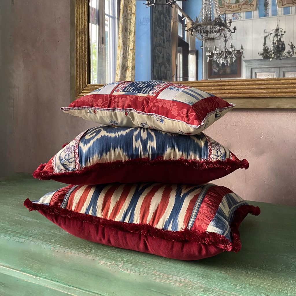 cuscino ottomano rosso e blu