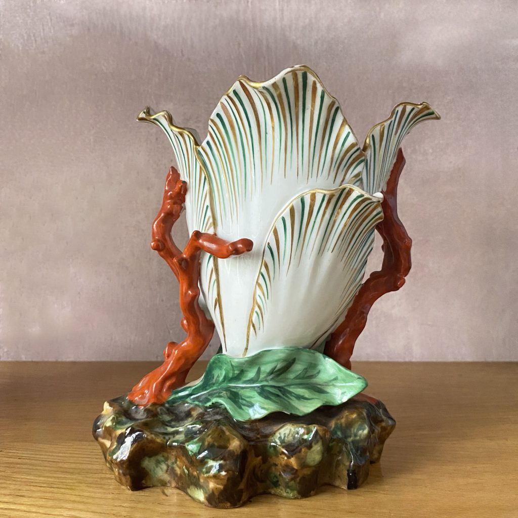 Coppia di vasi naturalistici