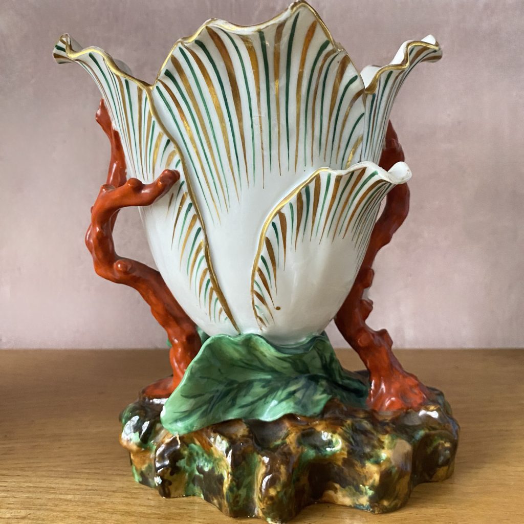 Coppia di vasi naturalistici