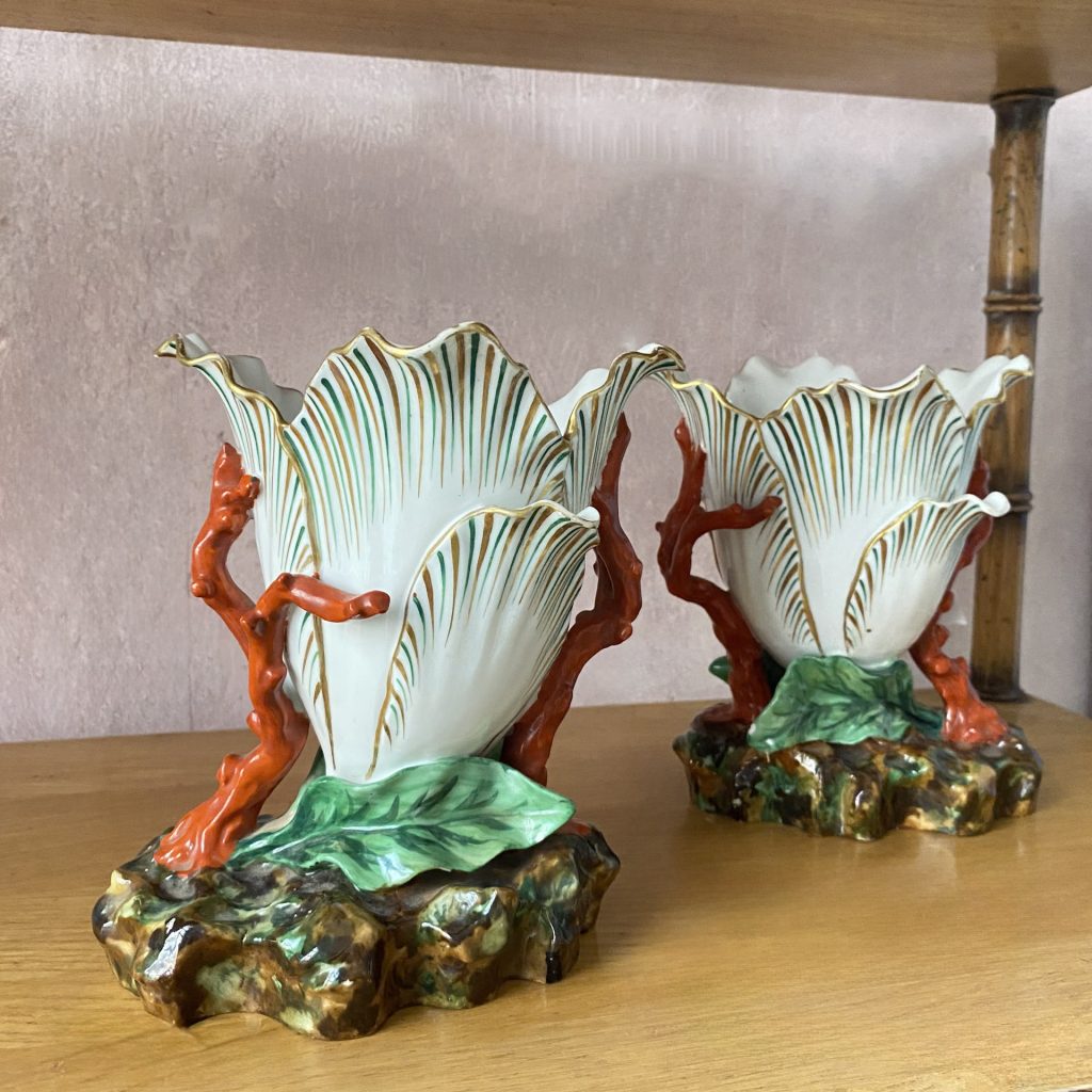 Coppia di vasi naturalistici