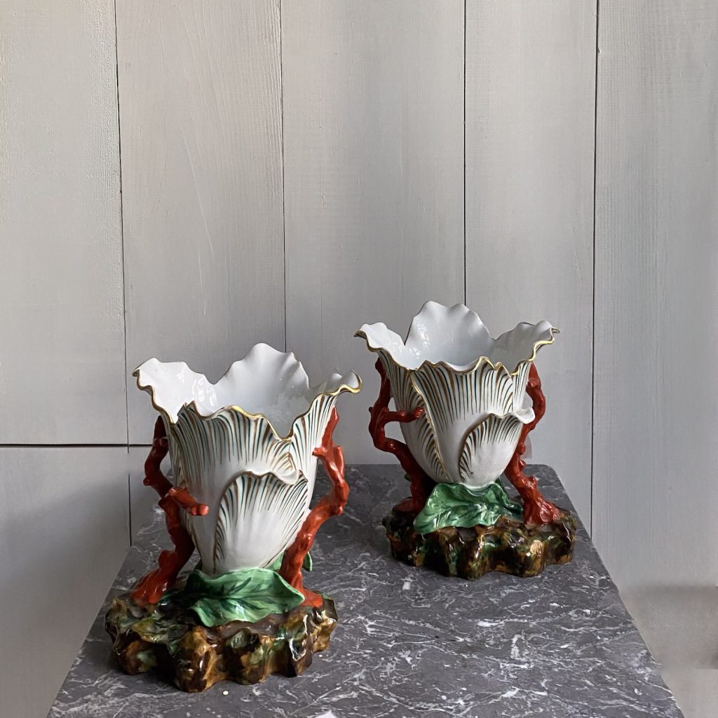 Coppia di vasi naturalistici