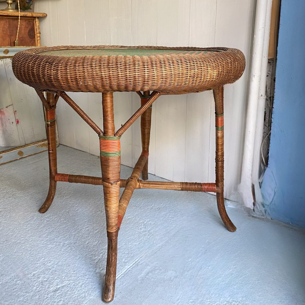 Tavolino verde e arancione