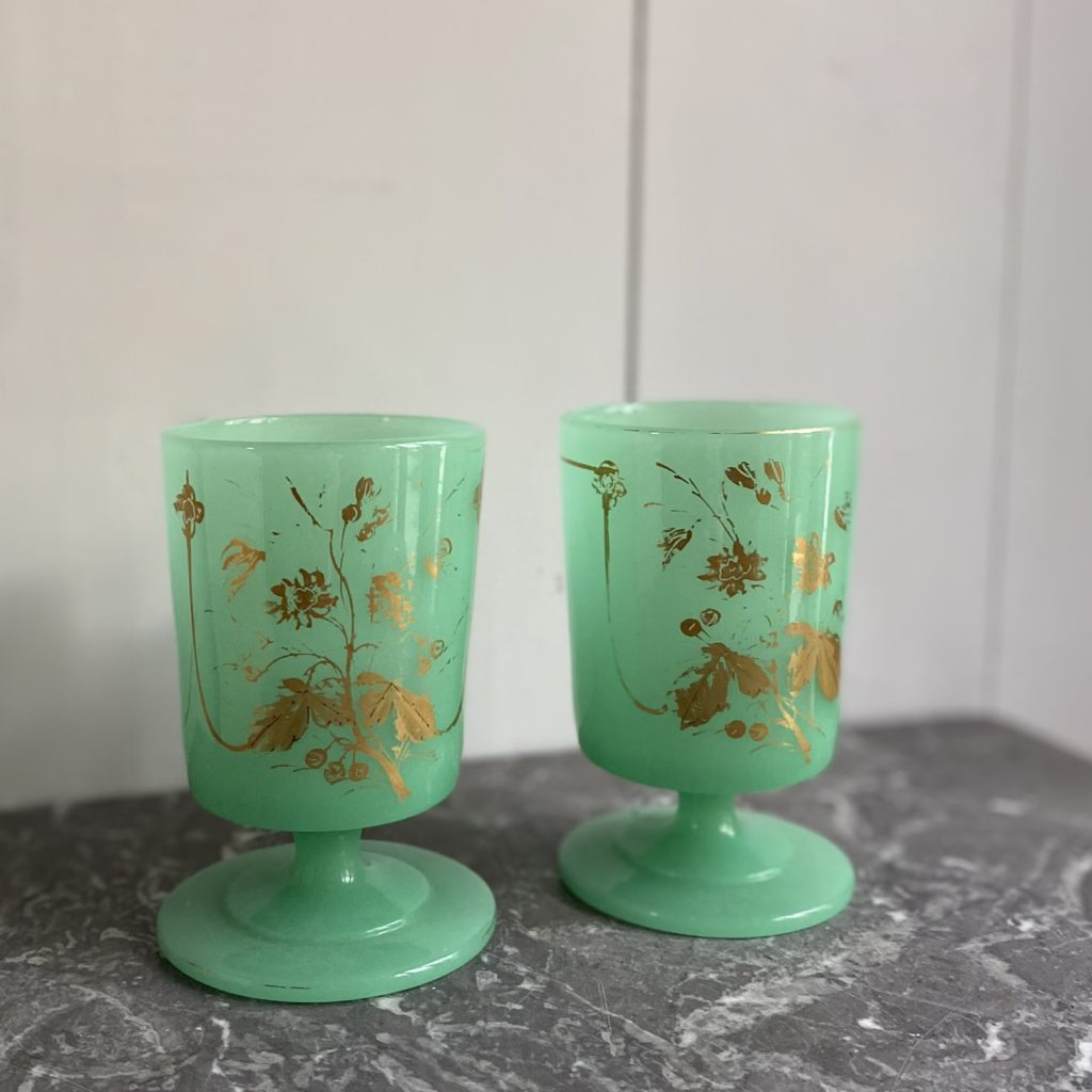 Coppia di calici opaline