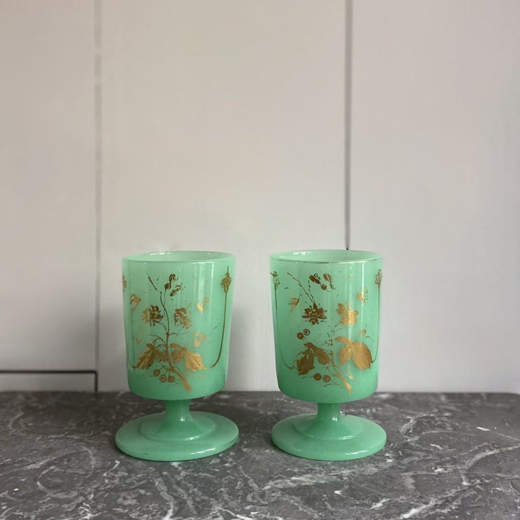 Coppia di calici opaline