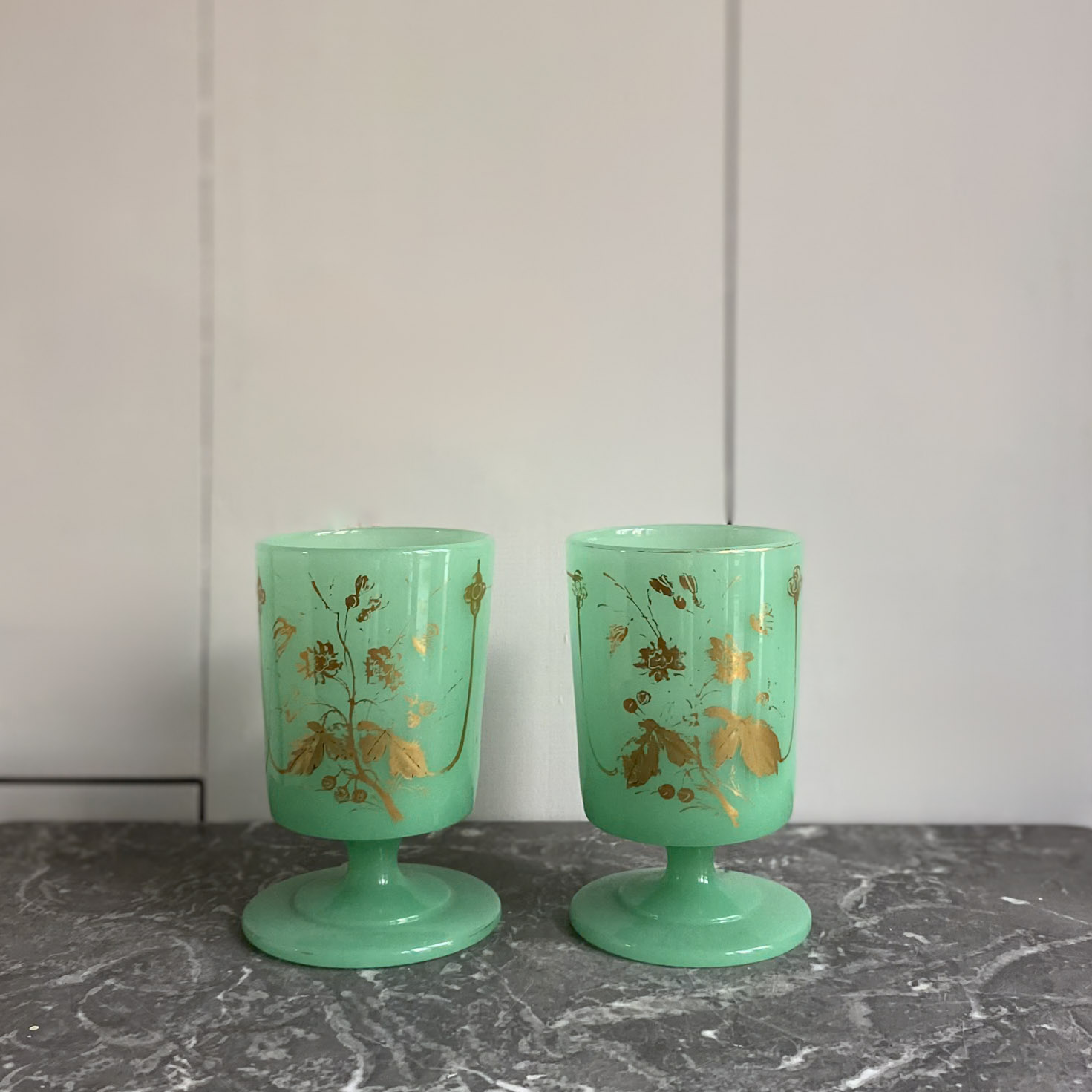 Coppia di calici opaline