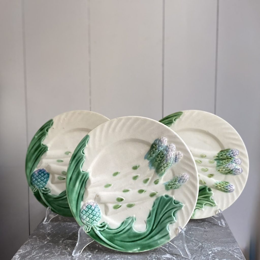 Tre piatti con asparagi