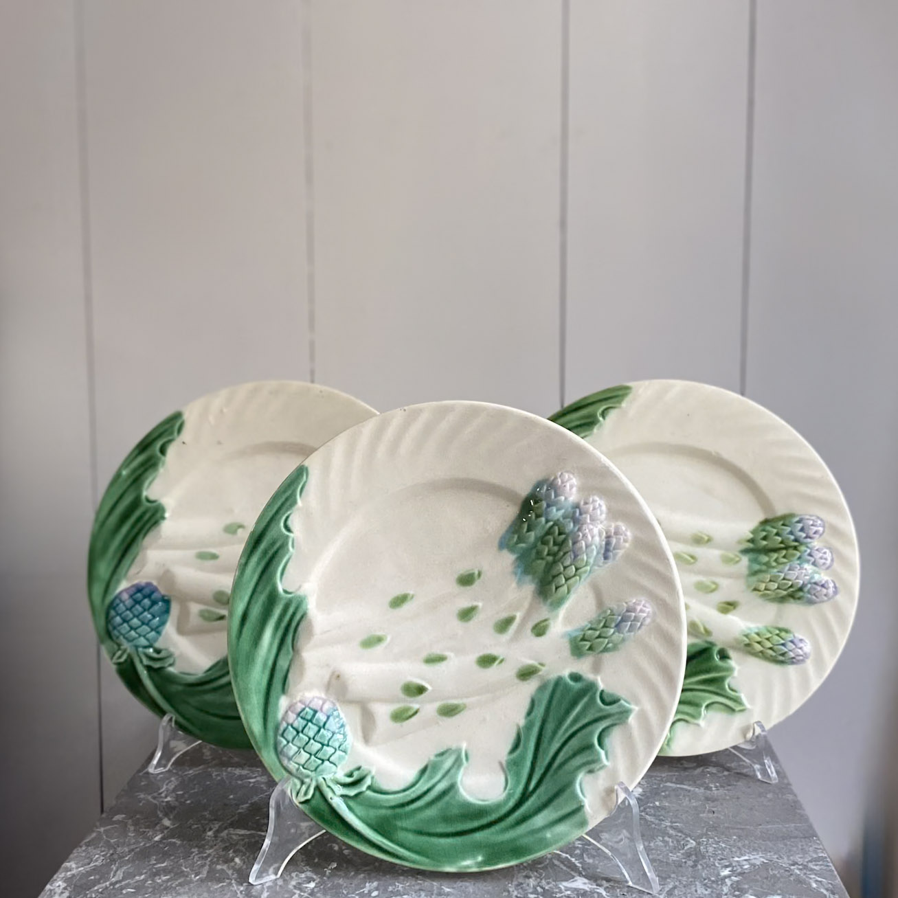 Tre piatti con asparagi