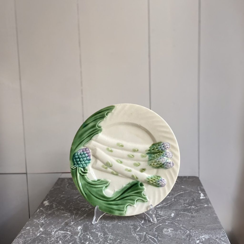 Tre piatti con asparagi