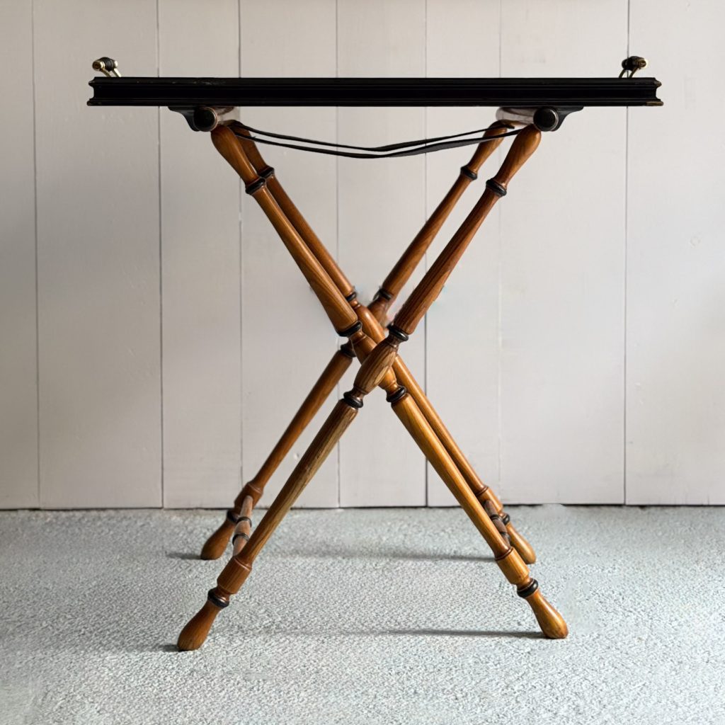 Pliant in faux-bamboo