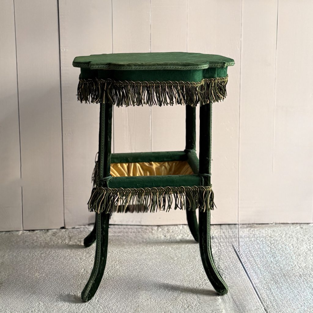 Tavolino verde velluto