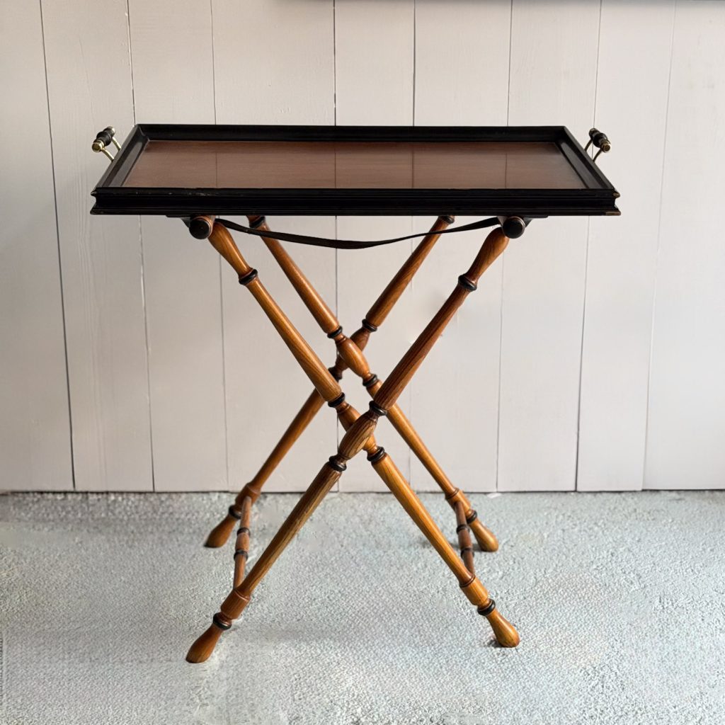 Pliant in faux-bamboo