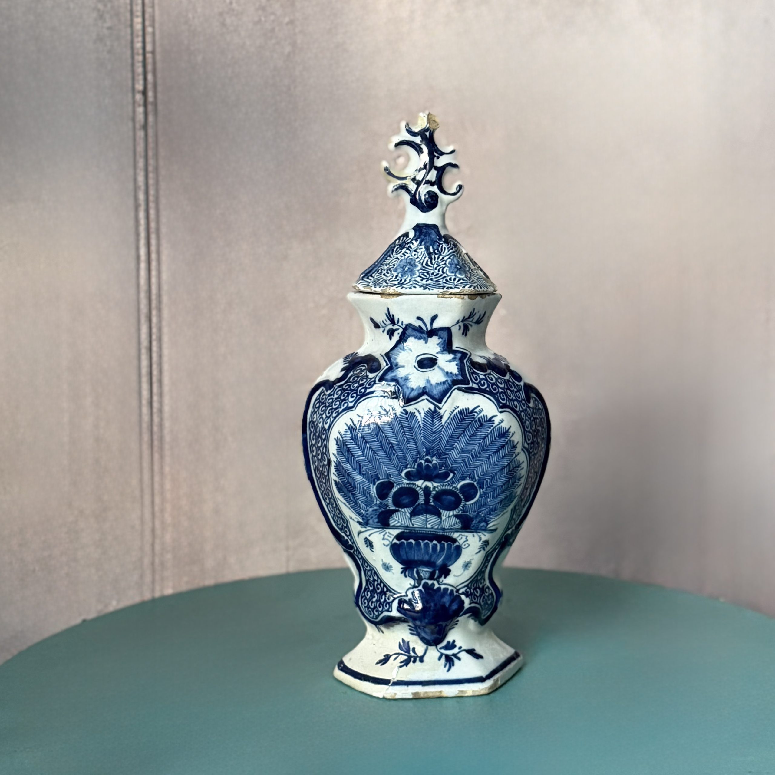 Vaso di Deflt con coperchio