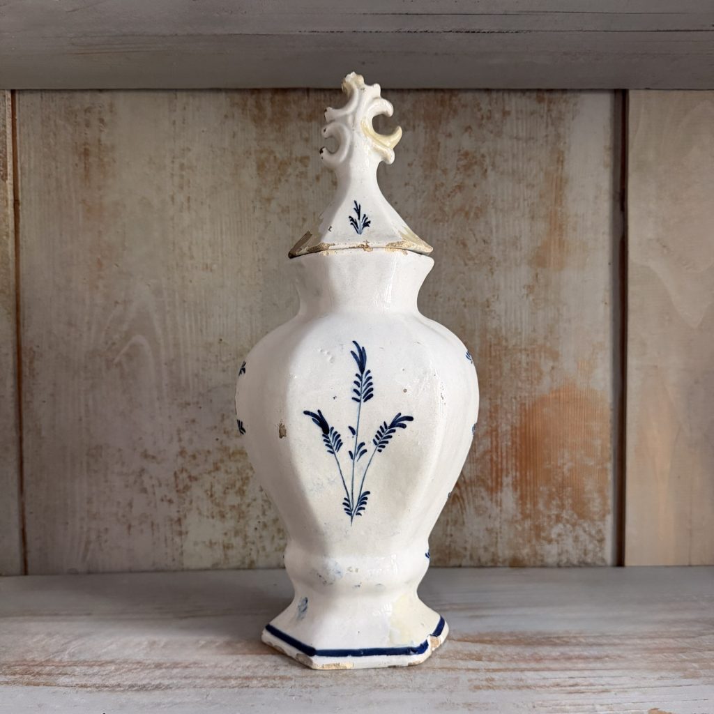 Vaso di Deflt con coperchio