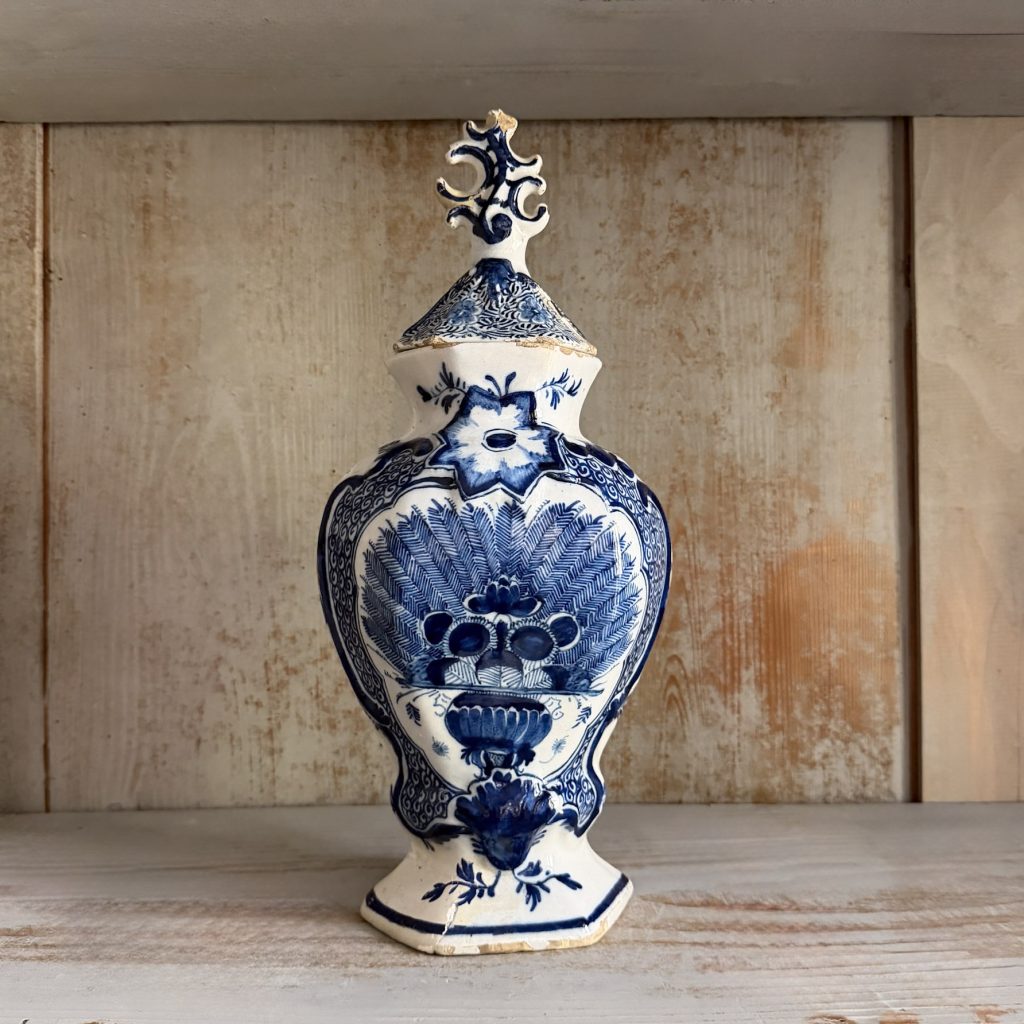 Vaso di Deflt con coperchio