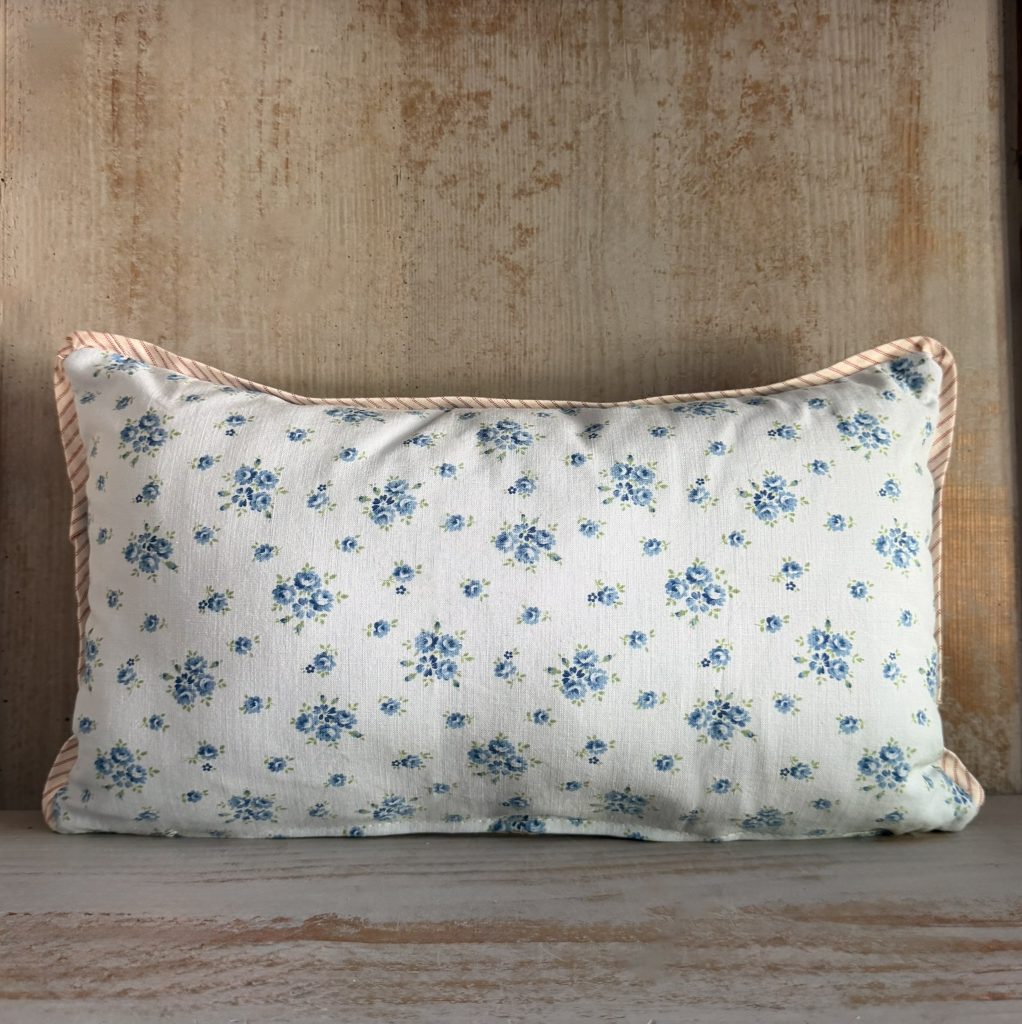 Cuscino con mazzolino di fiori